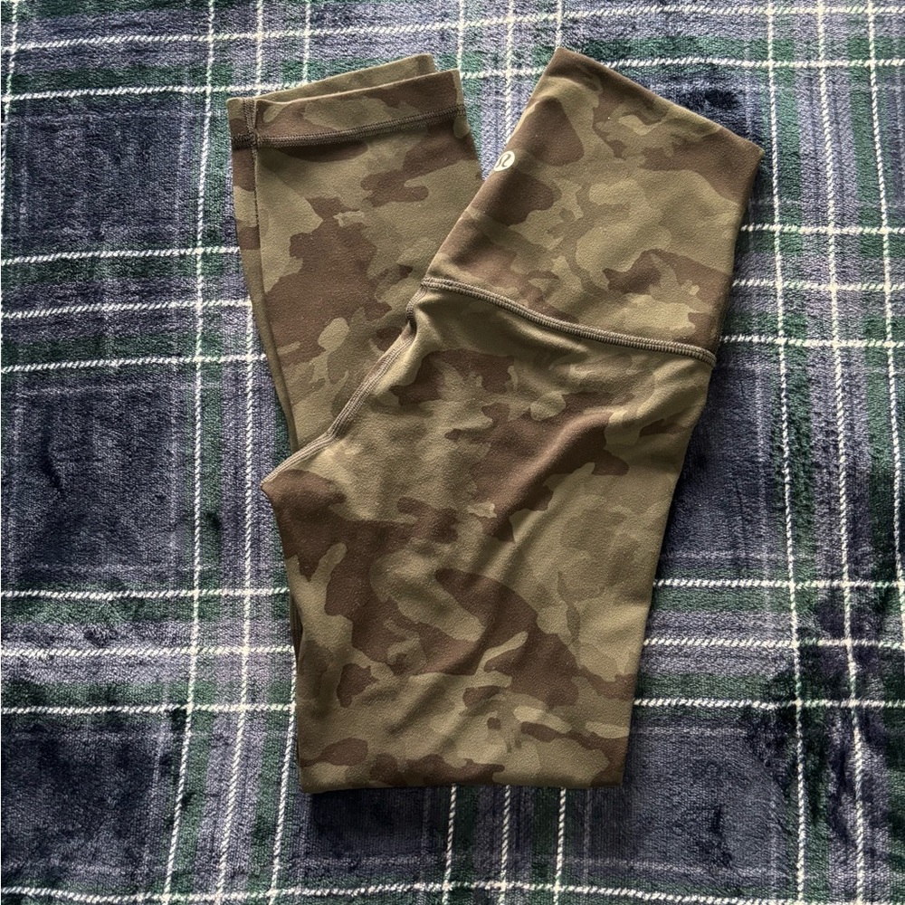 Lululemon camo Wunder Under leggings-size 2 - Picture 6 of 7